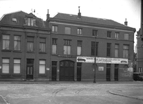 852225 Gezicht op de voormalige stalhouderij van A.L. Sparenburg (Nachtegaalstraat 49 / hoek Parkstraat) te Utrecht, ...